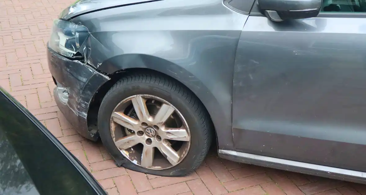 Moeder en kind op bakfiets in botsing met personenauto - Foto 2