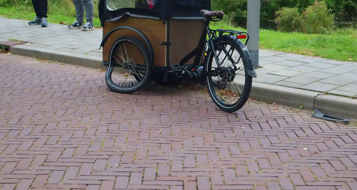 Moeder en kind op bakfiets in botsing met personenauto - Foto 3