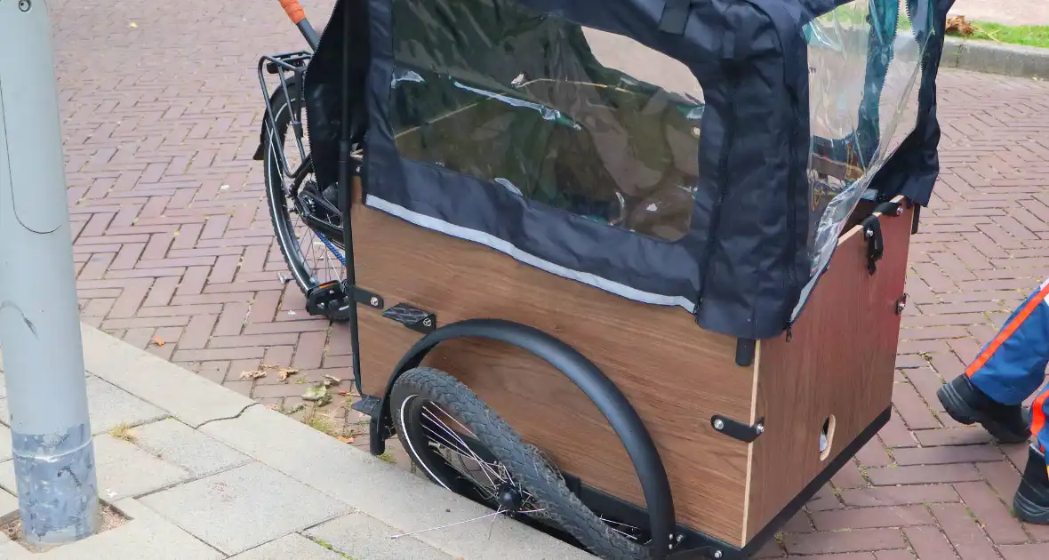 Moeder en kind op bakfiets in botsing met personenauto - Foto 4