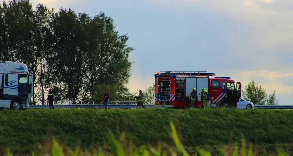 Vrachtwagenchauffeur start blussing bij brand in cabine - Foto 10