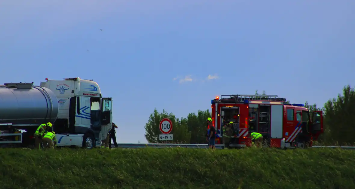 Vrachtwagenchauffeur start blussing bij brand in cabine - Foto 2