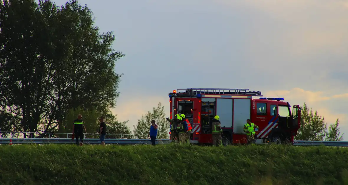 Vrachtwagenchauffeur start blussing bij brand in cabine - Foto 7