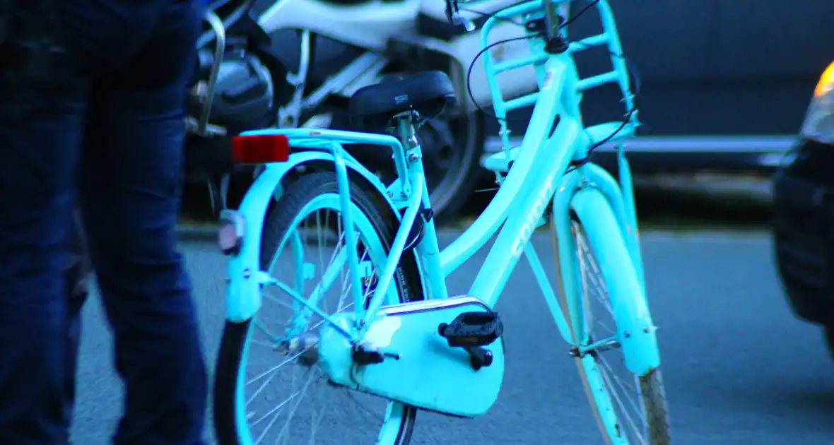 Fietsend kind gewond bij botsing met auto - Foto 4