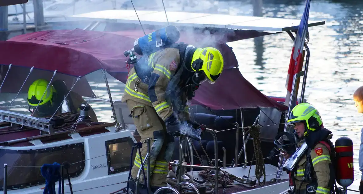 Brandweer ingezet door rookontwikkeling op plezierjacht - Foto 12