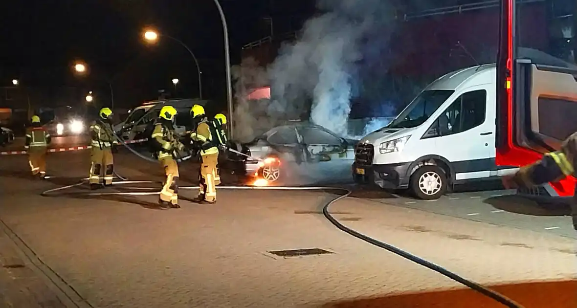 Politiehelikopter ingezet boven uitslaande autobrand - Foto 3