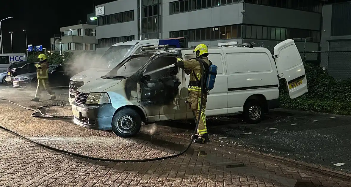 Cabine bestelbus uitgebrand bij hotel