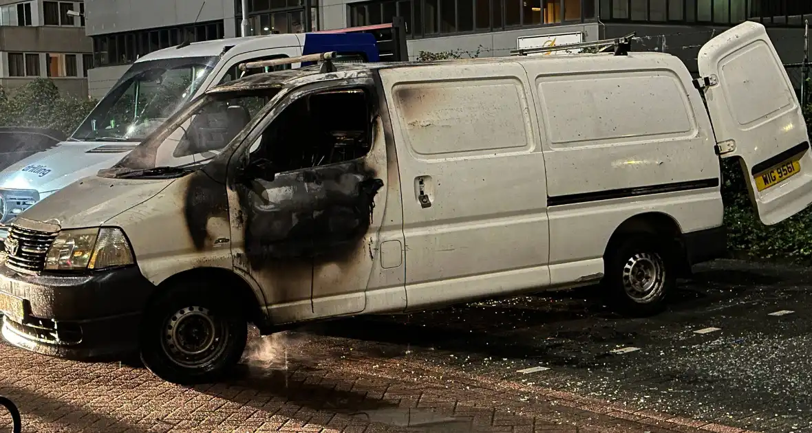 Cabine bestelbus uitgebrand bij hotel - Foto 2