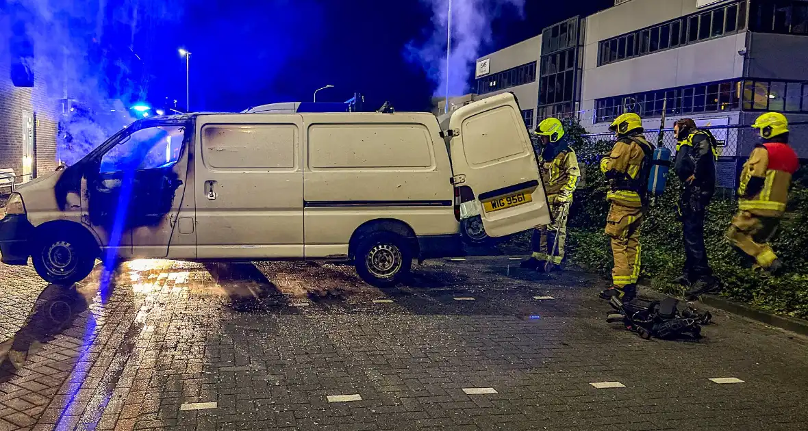 Cabine bestelbus uitgebrand bij hotel - Foto 3