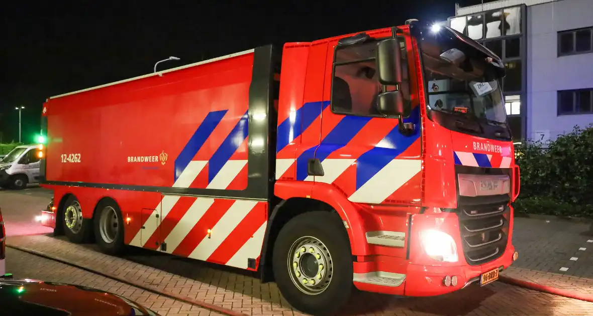 Cabine bestelbus uitgebrand bij hotel - Foto 4