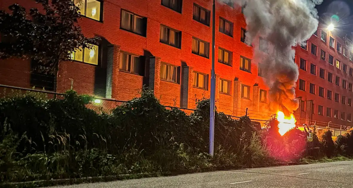 Geparkeerde auto's brandden volledig uit - Foto 1