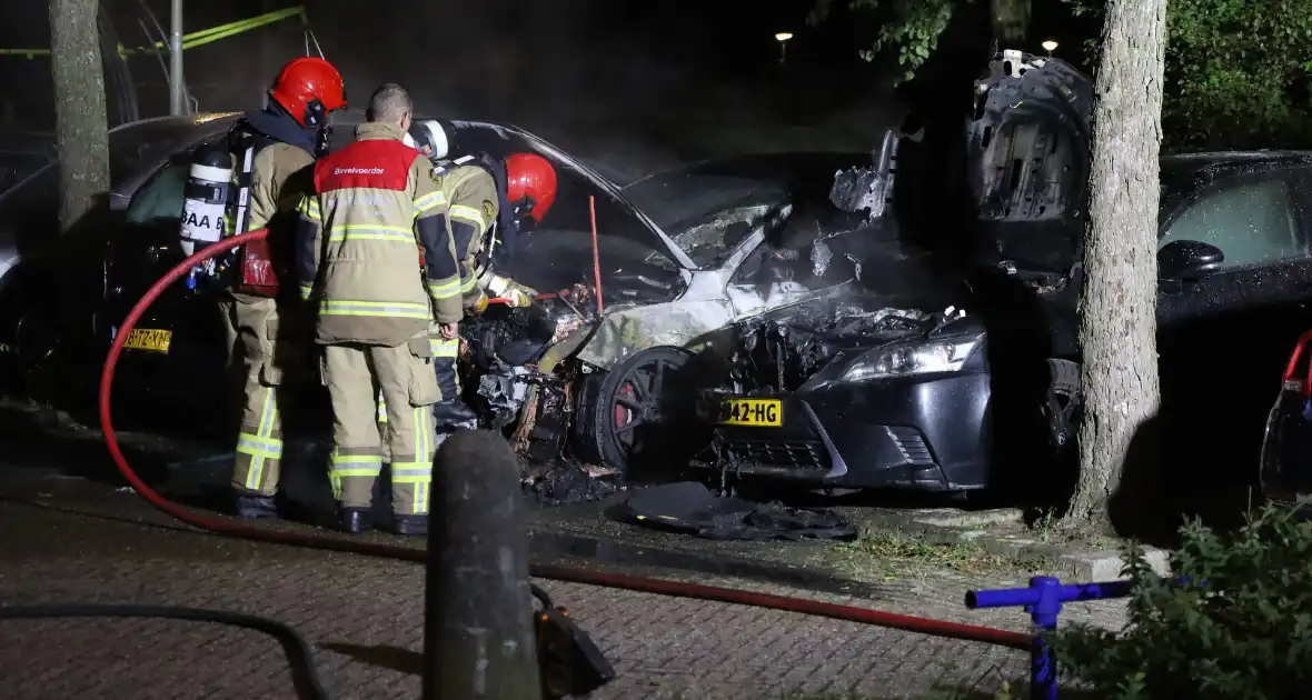 Geparkeerde auto's brandden volledig uit - Foto 3