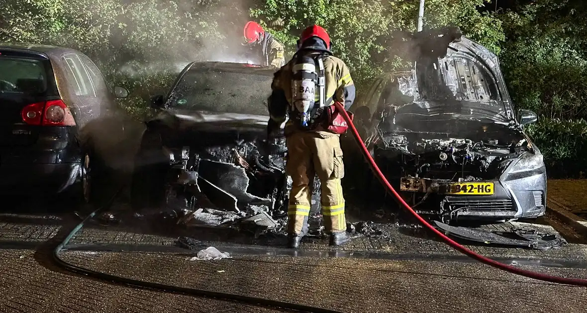 Geparkeerde auto's brandden volledig uit - Foto 5