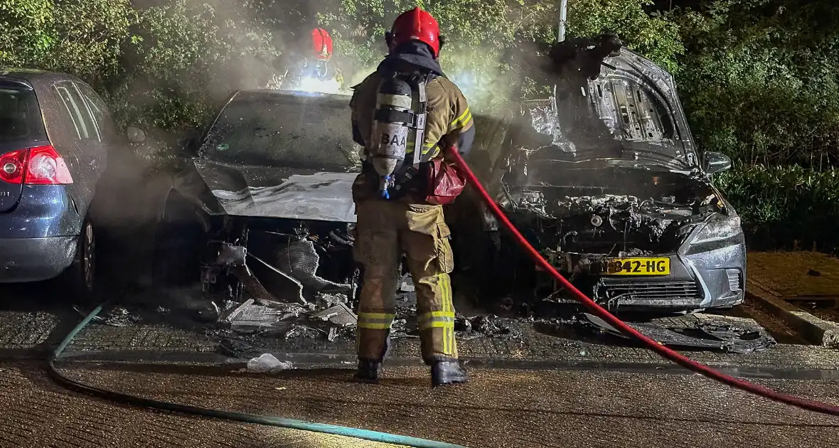 Geparkeerde auto's brandden volledig uit - Foto 6