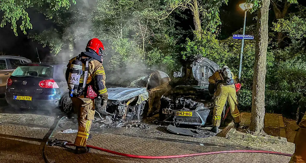 Geparkeerde auto's brandden volledig uit - Foto 7