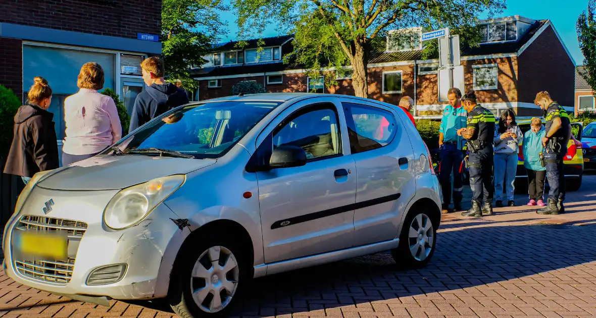 Oudere man met fiets aangereden door personenautoo