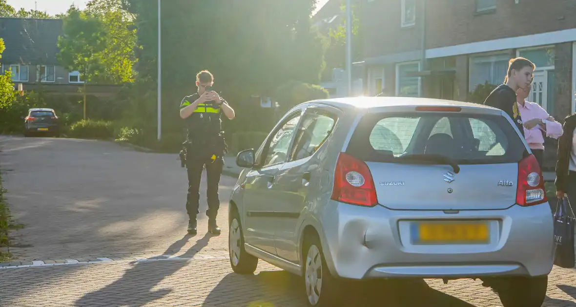 Oudere man met fiets aangereden door personenautoo - Foto 1