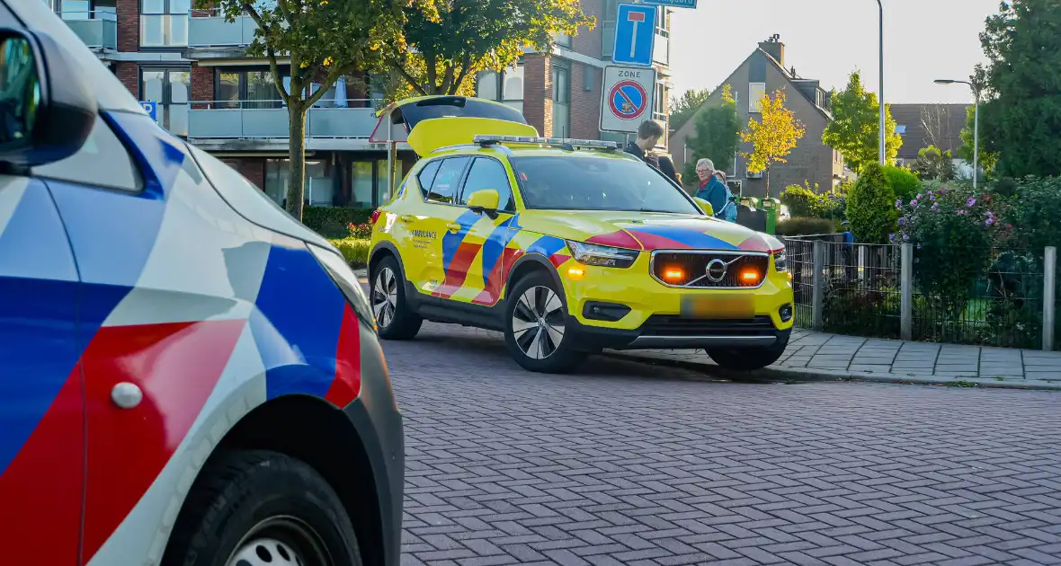 Oudere man met fiets aangereden door personenautoo - Foto 4