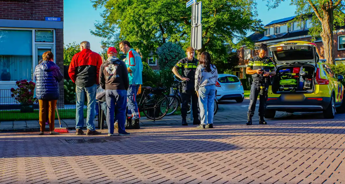 Oudere man met fiets aangereden door personenautoo - Foto 5