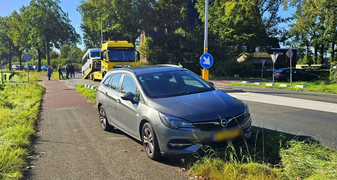 Taxibus klapt achterop personenauto