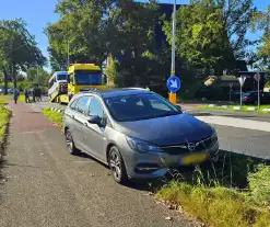 Taxibus klapt achterop personenauto