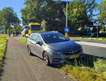 Taxibus klapt achterop personenauto