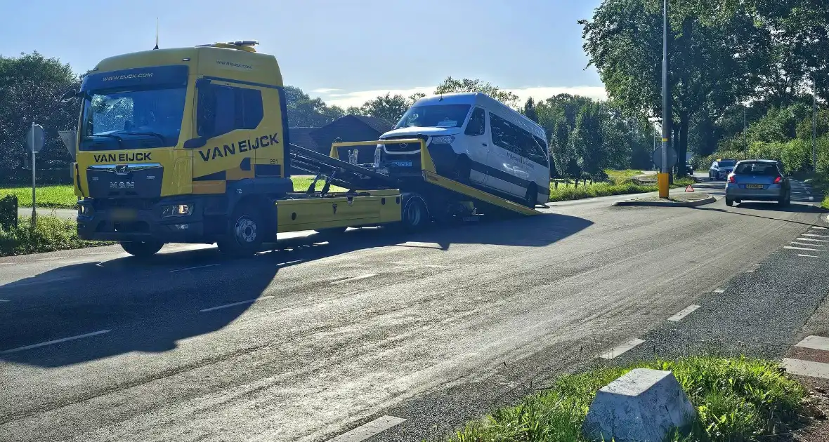 Taxibus klapt achterop personenauto - Foto 1