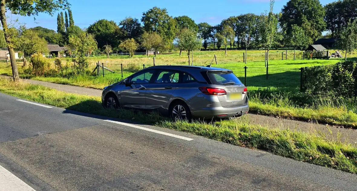 Taxibus klapt achterop personenauto - Foto 2