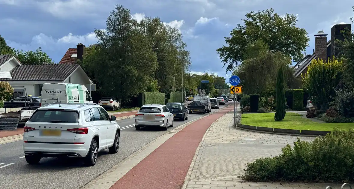 Twee voertuigen botsen op elkaar waarna een op een verkeerslicht klapt - Foto 1