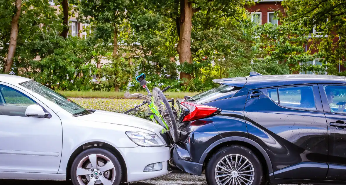 Fiets geplet bij kop-staart botsing - Foto 3