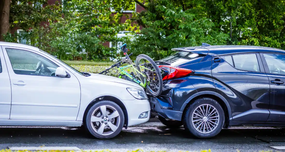 Fiets geplet bij kop-staart botsing - Foto 6