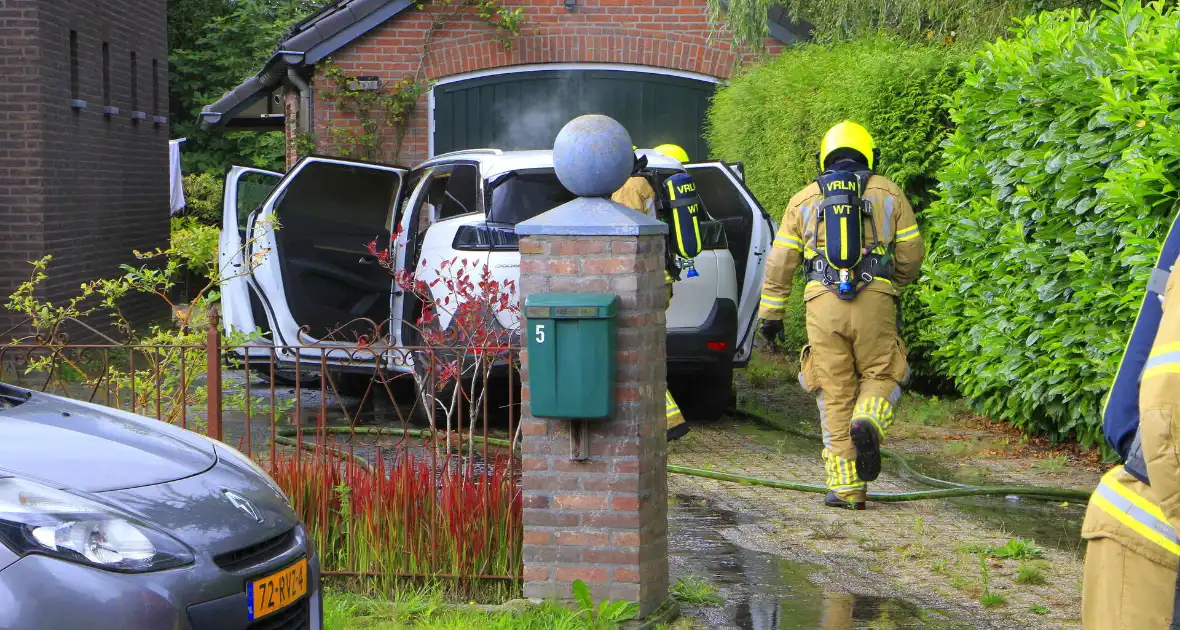 Personenauto vat vlam op oprit - Foto 1