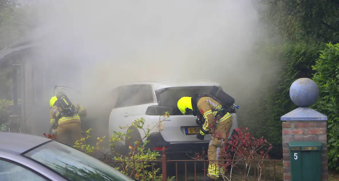 Personenauto vat vlam op oprit - Foto 2