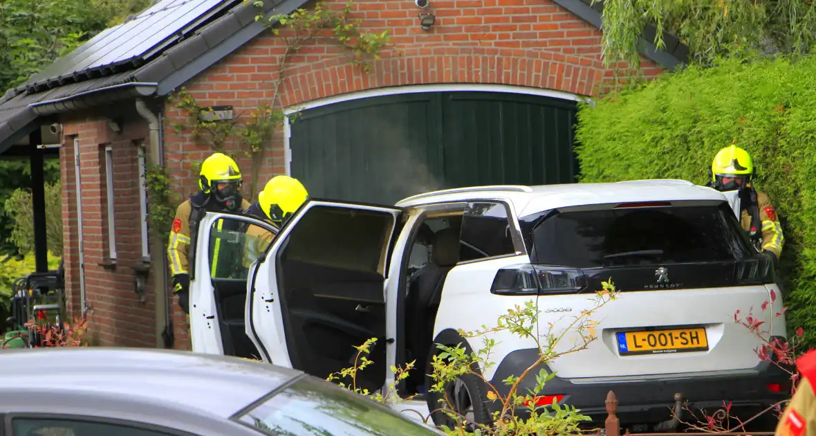 Personenauto vat vlam op oprit - Foto 3