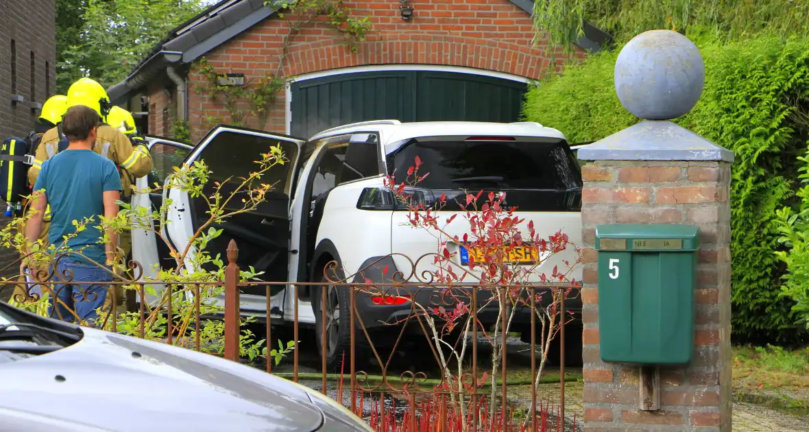 Personenauto vat vlam op oprit - Foto 4