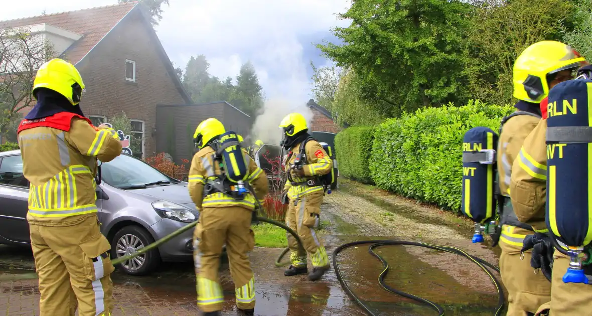 Personenauto vat vlam op oprit - Foto 5