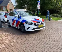 Twee voertuigen botsen op elkaar op kruising