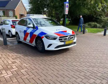 Twee voertuigen botsen op elkaar op kruising