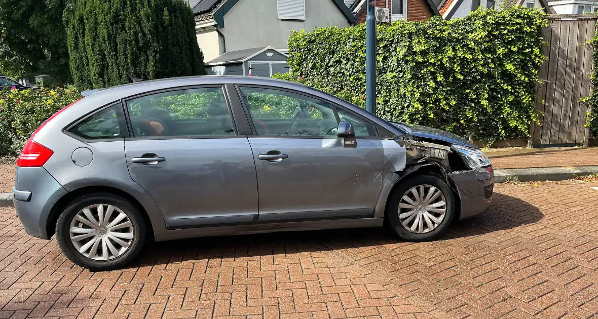 Twee voertuigen botsen op elkaar op kruising - Foto 1