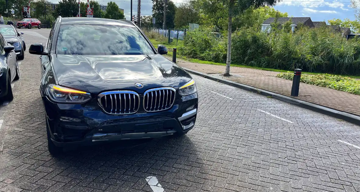 Twee voertuigen botsen op elkaar op kruising - Foto 2