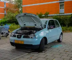 Politie slaat ruit in om kind te redden uit rokende auto