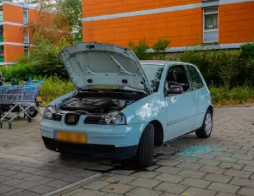 Politie slaat ruit in om kind te redden uit rokende auto