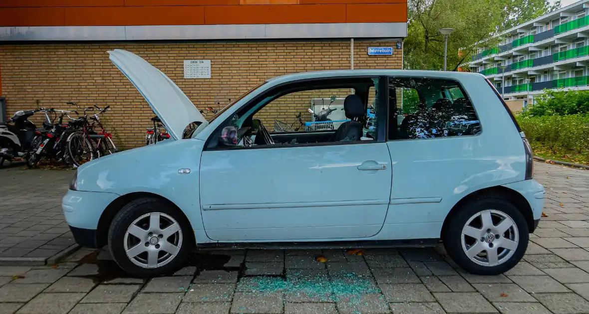 Politie slaat ruit in om kind te redden uit rokende auto - Foto 2