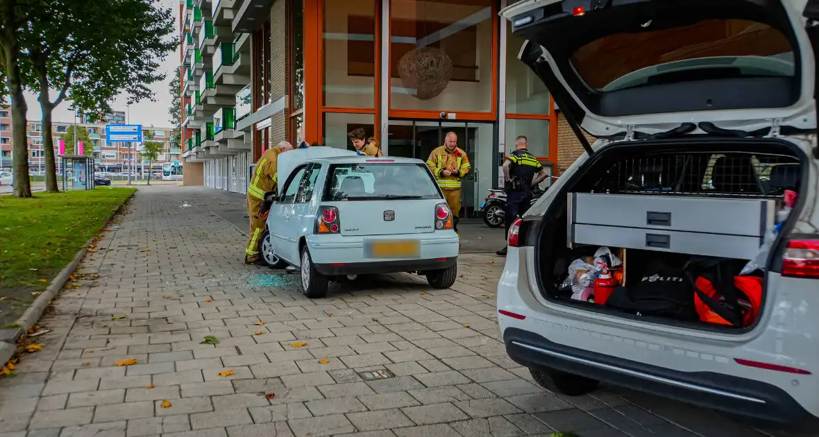 Politie slaat ruit in om kind te redden uit rokende auto - Foto 4