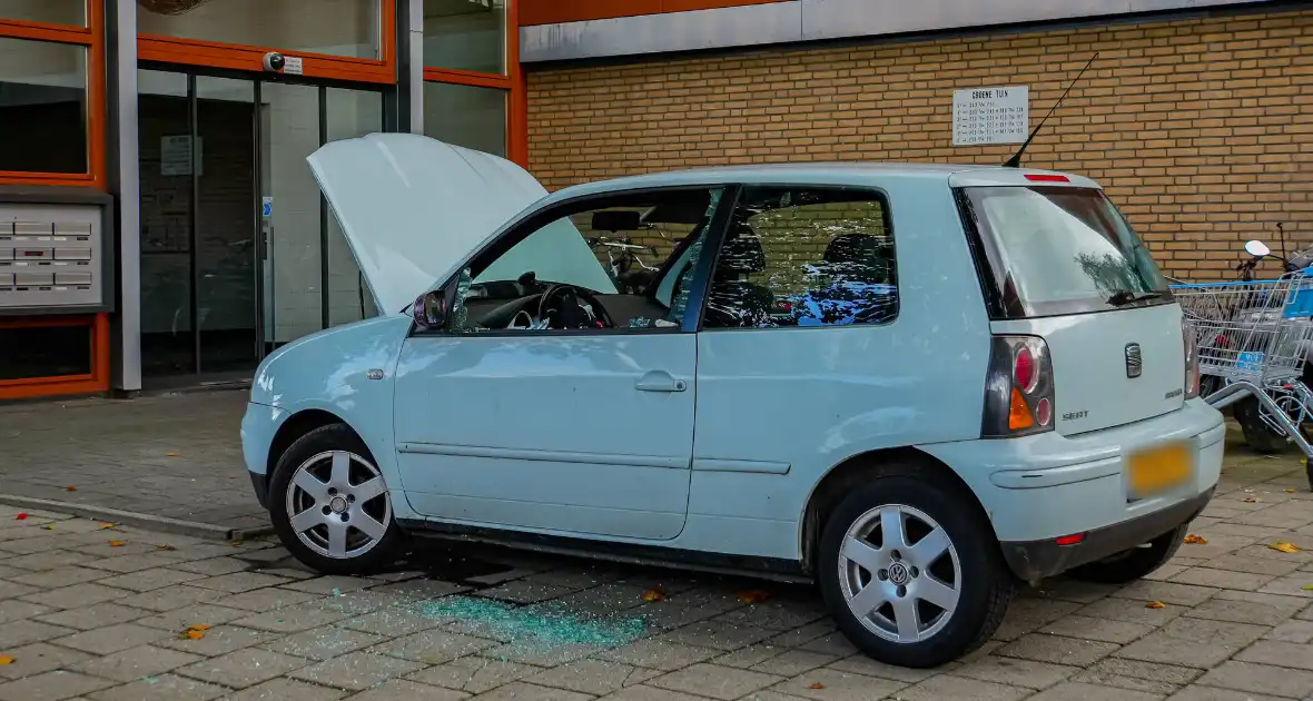 Politie slaat ruit in om kind te redden uit rokende auto - Foto 5