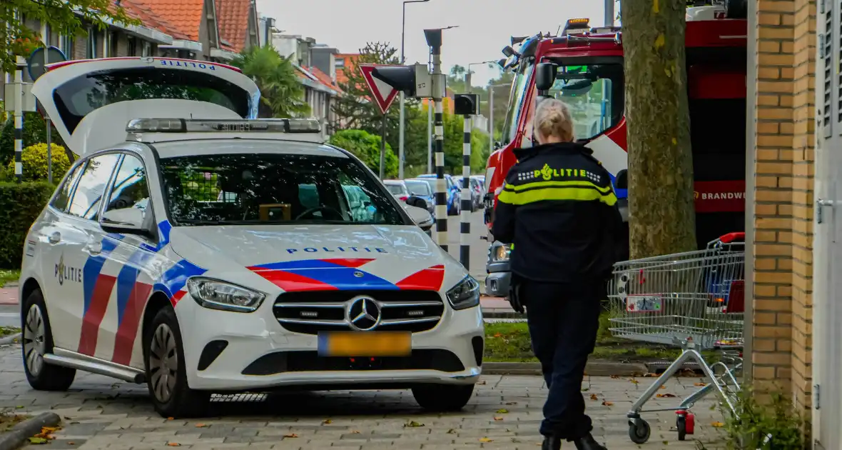 Politie slaat ruit in om kind te redden uit rokende auto - Foto 6