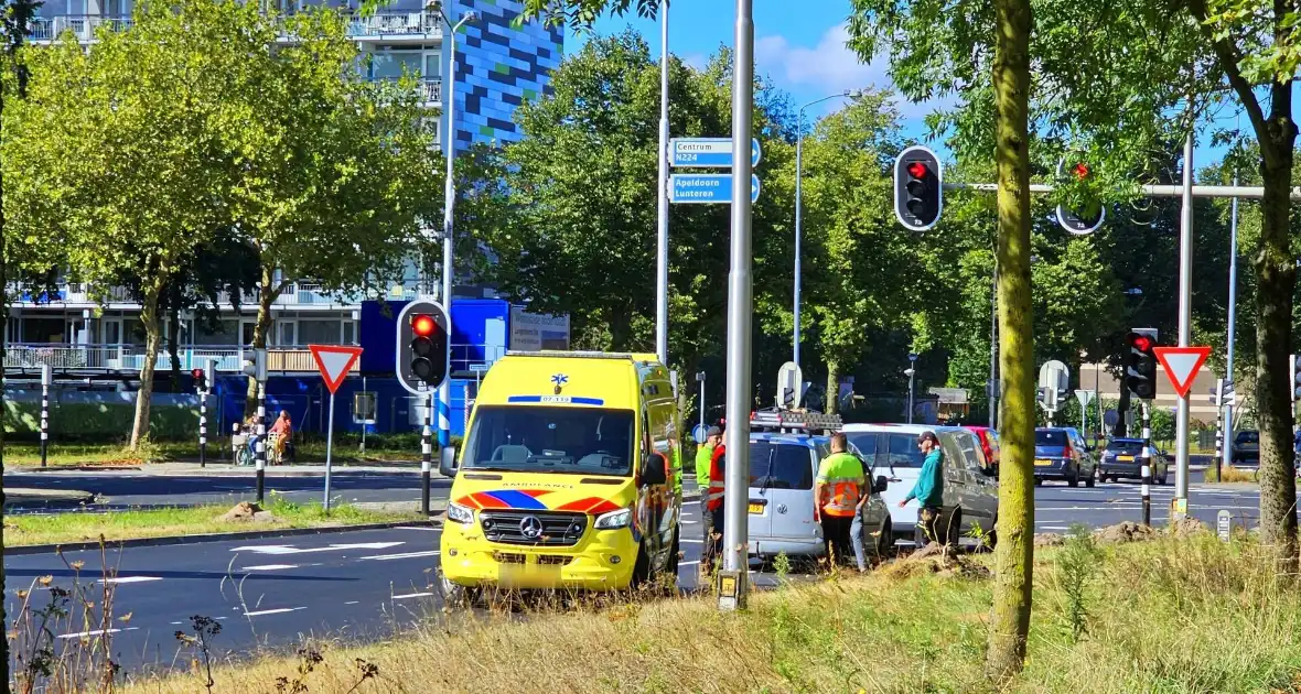 Bestelbus en bestelauto klappen achterop elkaar voor verkeerslicht