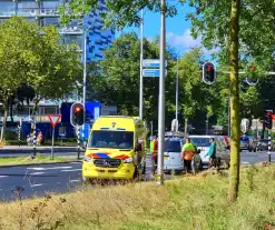 Bestelbus en bestelauto klappen achterop elkaar voor verkeerslicht