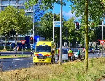 Bestelbus en bestelauto klappen achterop elkaar voor verkeerslicht