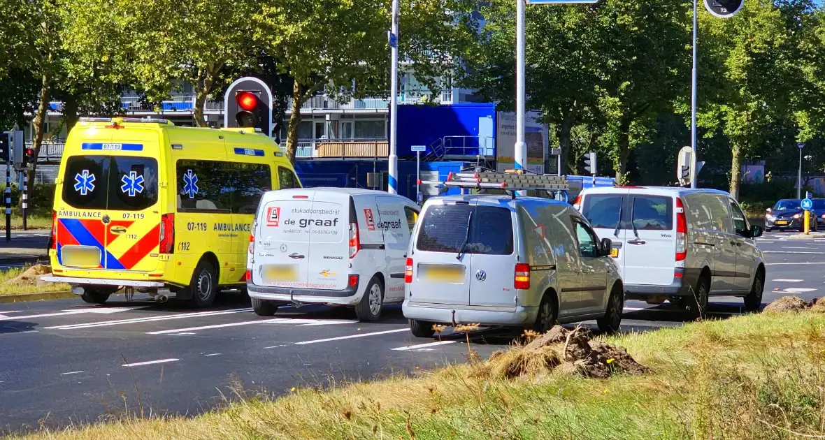 Bestelbus en bestelauto klappen achterop elkaar voor verkeerslicht - Foto 1