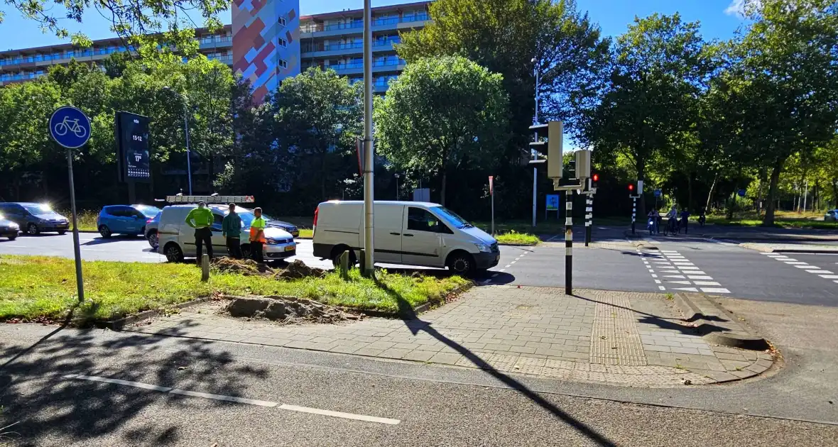 Bestelbus en bestelauto klappen achterop elkaar voor verkeerslicht - Foto 2